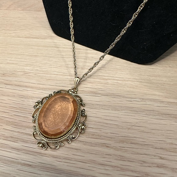 Vintage Whiting & Davis Filigree Pendant Necklace – Etched Amber Glass – 1970s - Picture 3 of 7